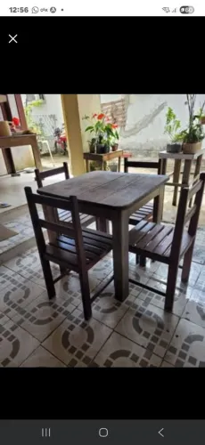 Mesa com 4 cadeiras 