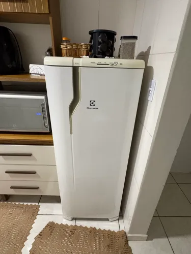 Vendo geladeira electrolux 240 litros