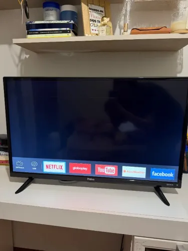 TV 32 polegadas Philco. Possui um risco horizontal na parte superior da tela