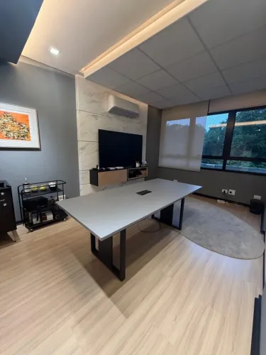 MESA REUNIÃO RETANGULAR PÉ QUADRO COM 01 CAIXA DE TOMADA