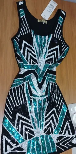 Roupas novas em oferta.