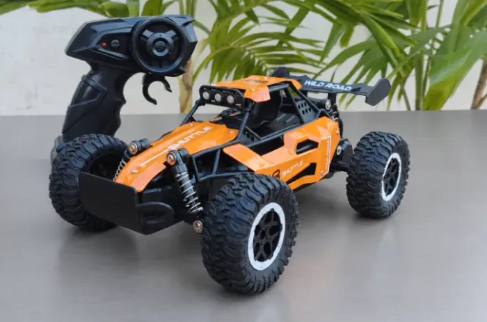 Carrinho de Controle Remoto Off Road com tração traseira, pneus para terrenos irregulares