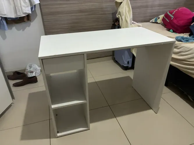 Mesa de Escritório/Estudo Branca com Nichos