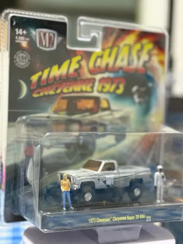 M2 Machines 1973 Cheyenne Super 20 4x4 w/ 2 Figures Time Machine 1:64
