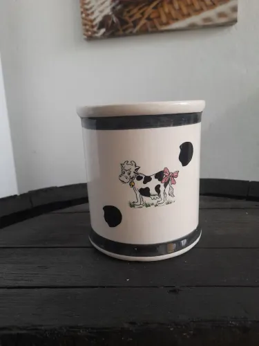 Vaso de cerâmica com tema do vaco