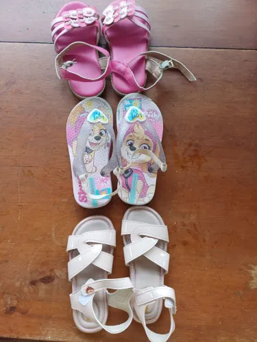 Sandálias n° 23 e Chinelo Skye Patrulha Canina n° 23/24 - R$ 20,00 cada par.