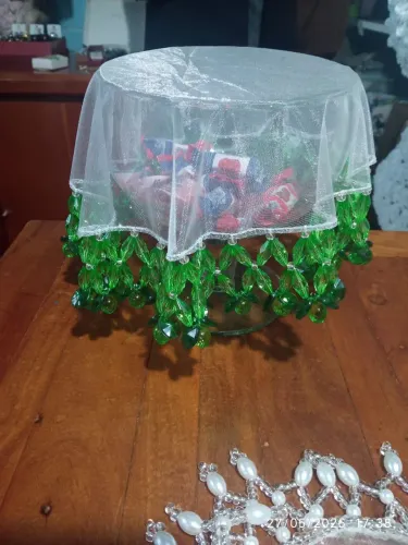 Cobre jarro cobre bolo de tule com pedrarias 