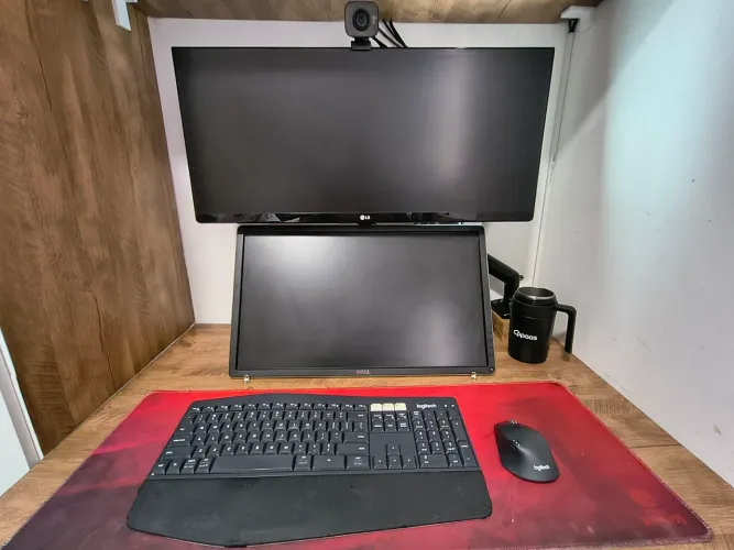 Setup Home Office com 02 Monitores, 01 Braço Articulado, Webcam e Teclado e Mouse Logitech