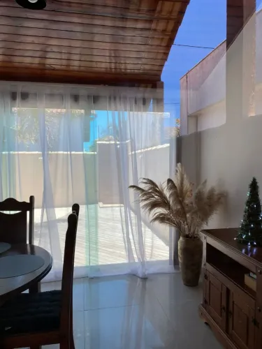 Seu Refúgio na Região dos Lagos/Arraial do Cabo: 3 Quartos, Área Gourmet e Lazer Completo