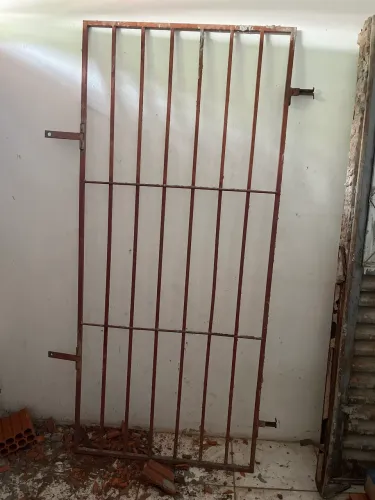 Grade de ferro de proteção para porta
