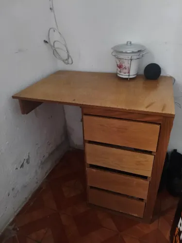 Mesa com gaveta