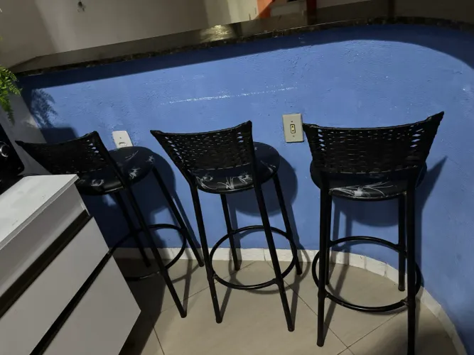 Três banquetas por 250 bem novas