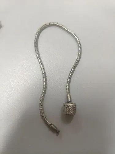 Pandora com berloque e fecho ant furto