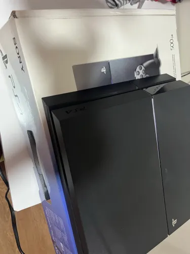 PS4 em ótimo estado!!! Acompanha 4 jogos!!!