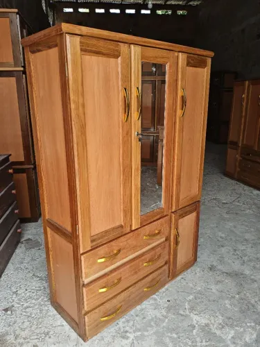 Guarda roupa de solteiro com espelho novo .