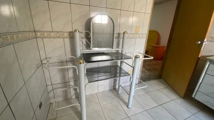 Penteadeira com prateleiras de vidro 