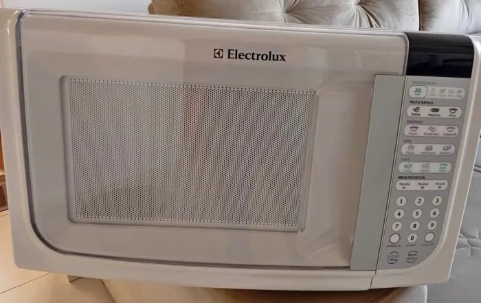 Vendo micro-ondas Electrolux 31 litros 220v passo cartão chamar no WhatsApp *