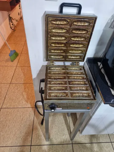 Vendo Crepeira Profissional 12 cavidades,seminova ,220V, com suporte, seminova.