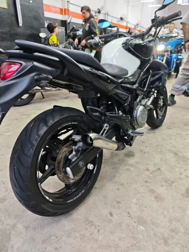 Suzuki Gladius 650cc com escapamento esportivo