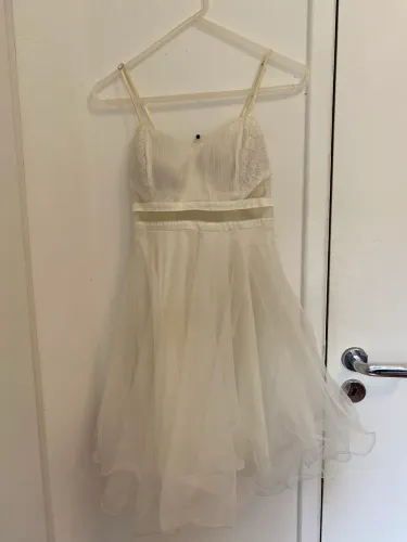 Vestido de Festa Branco Curto com Alças e Detalhes em Renda