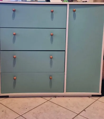 ?Cômoda Organizadora com Sapateira 4 Gavetas - Branco e Azul Turquesa