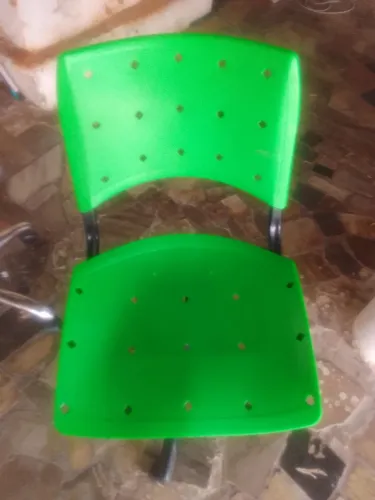 Cadeira rotatória verde. 