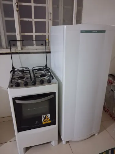 Geladeira e Fogão, usadosmas funcionam. Entrego.