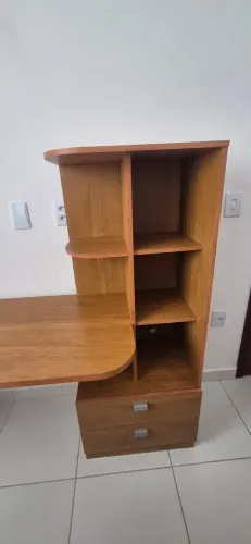 Escrivaninha+Livreiro semi nova com 2 gavetas e 3 prateleiras para livros. 