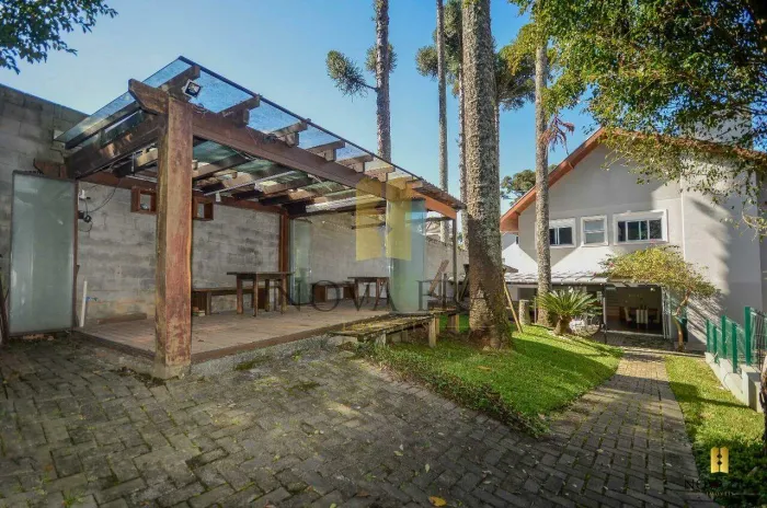 Casa com 3 quartos, 317 m² privativos, em Santa Felicidade/Cascatinha