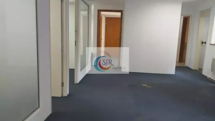 Conjunto comercial de 229 m² com 5 vagas de garagem na Vila Olímpia