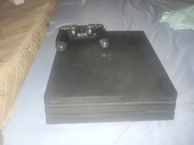 Ps4 PRO - 1 TB usado com 5 jogos e um controle original