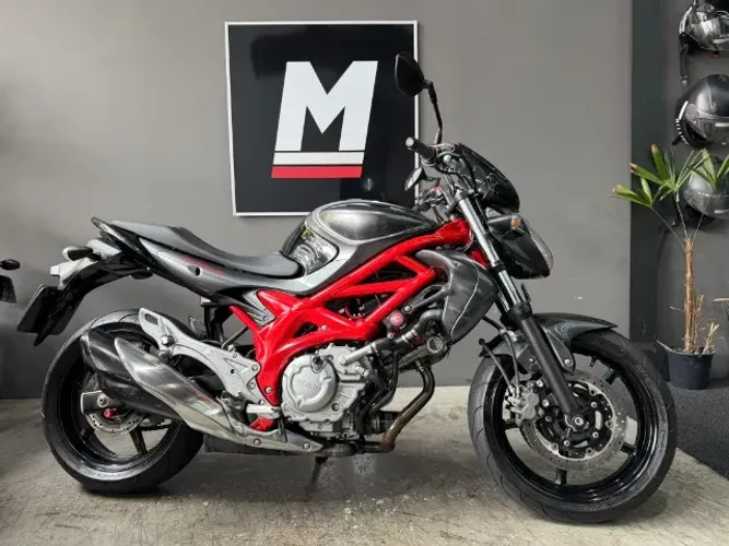 Suzuki Gladius 650 2016 - Impecável - Revisada c/ acessórios