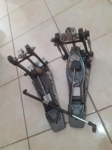 Pedal Duplo Janus Mapex excelente estado, não acompanha bag.