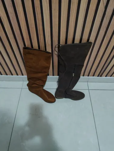 Vende-se duas botas de couro 