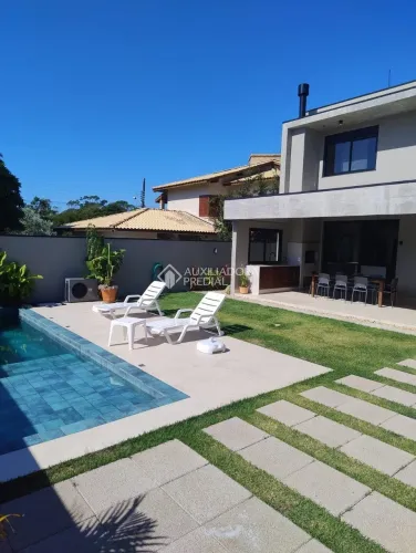 Casa Alto Padrão nos Açores - 4 Quartos (2 Suítes) + Suíte Master