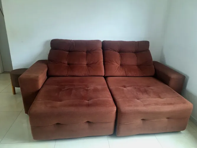 sofá retrátil e reclinável de 3 lugares em suede ou veludo marrom