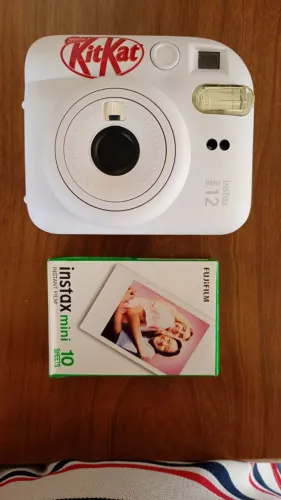 Câmera instantânea Fujifilm Instax Mini 12 branca KITKAT + Pack 10 filmes