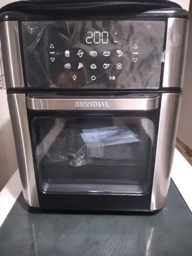 Airfryer mondial com um amassado porém estado de nova