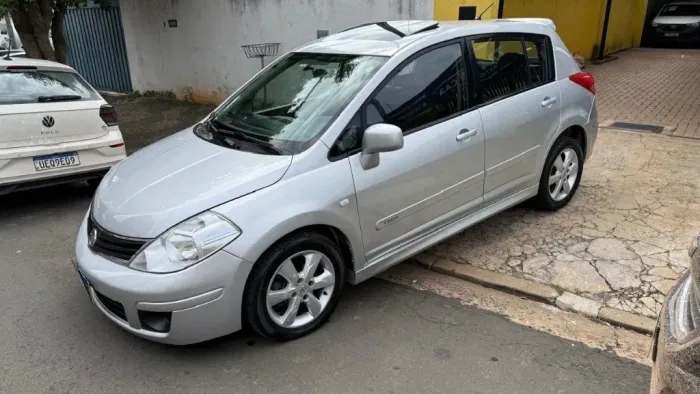 Nissan Tiida SL 1.8/1.8 Flex 16V Mec. 2013