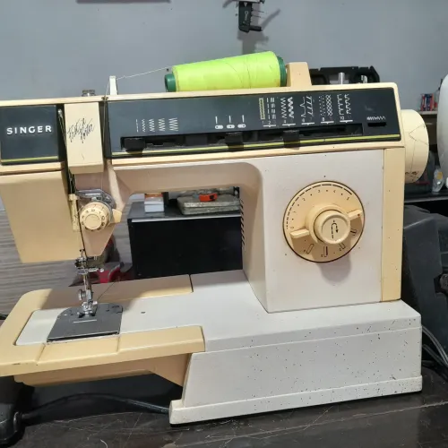 Máquina de costura Singer prét à porter zig zag