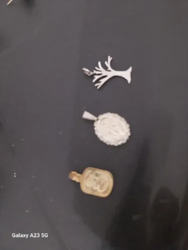 3 pingentes: um deles em ouro 18 e dois em ouro branco.