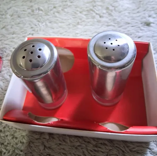 Vendo conjunto antigo de saleiro e pimenteiro de vidro e aco inox