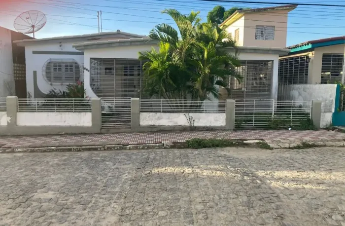 Excelente casa com excelente localização, em Limoeiro. Disponível para residência ou comér