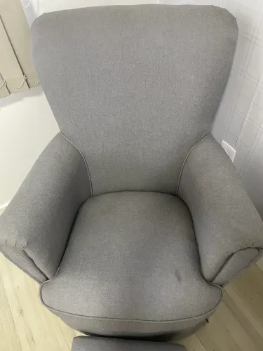 Cadeira de amamentação com balanço em linho