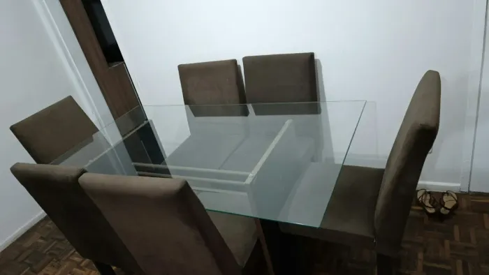 Mesa com 6 cadeiras e leva o centro de brinde