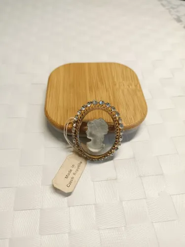 Broche vintage camafeu 