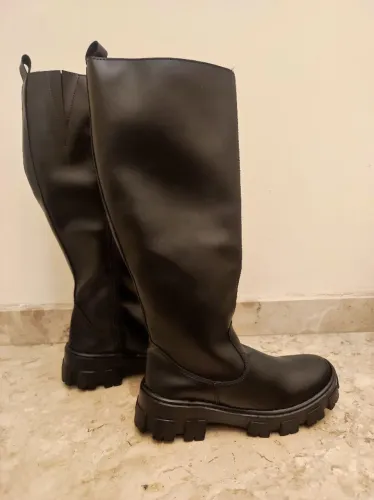 Bota preta cano alto.