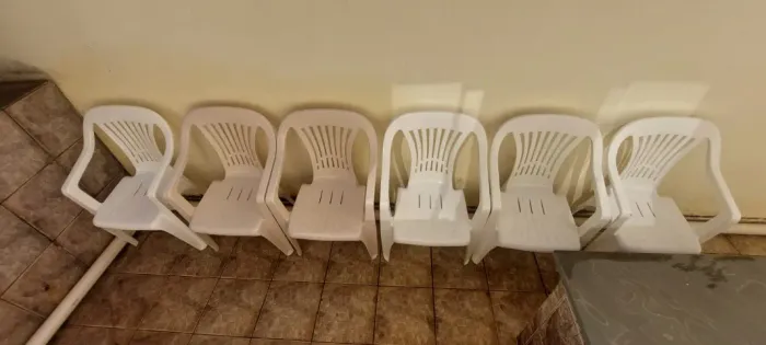 cadeira poltrona de plástico da marca Moderna