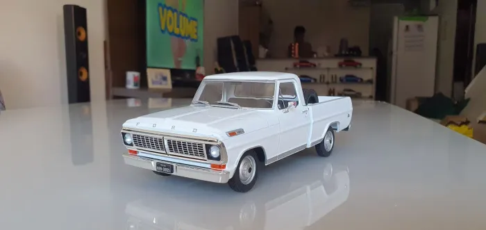 Carrinho em miniatura escala 1/24 novo na caixa