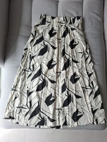 Saia floral bege e preto
